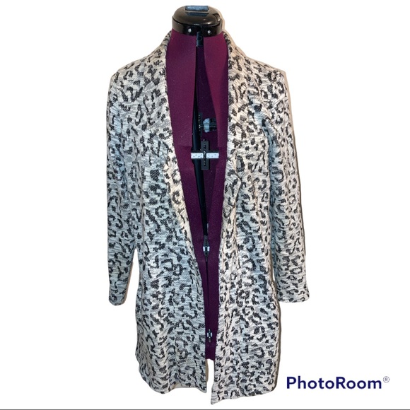 bobeau Sweaters - Bobeau leopard print cardigan